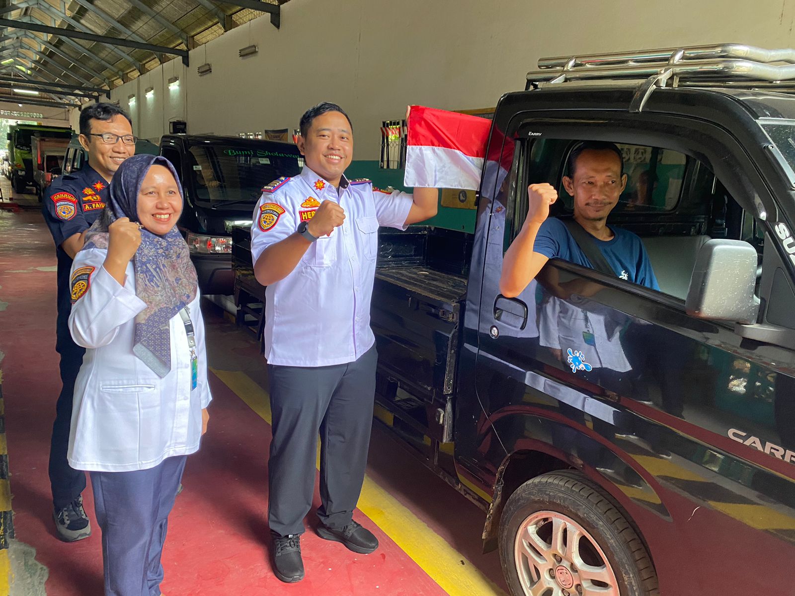 UPT PKB Dishub Bagikan Ribuan Bendera Merah Putih Foto : Ist