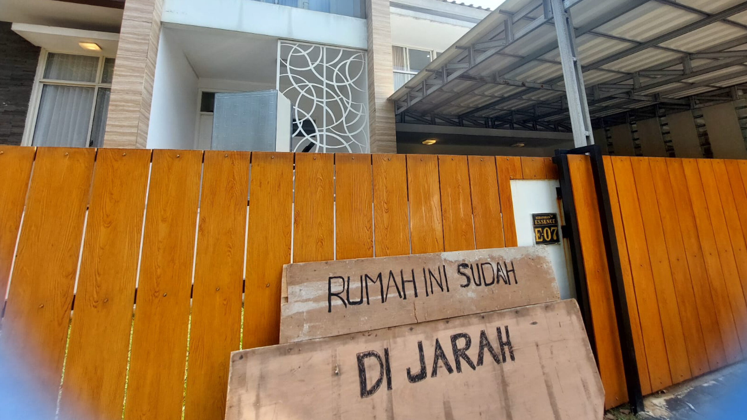 Usai Dijarah, Begini Kondisi Rumah Nafa Urbach di Bintaro Tangsel Kondisi kediaman milik Anggota DPR RI, Nafa Urbach. (tangselpos.id/rmn)