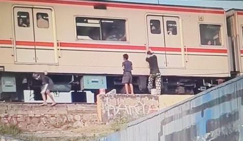 Viral! Dua Bocah Manusia Silver Bergelantungan di KRL Bekasi Foto : Ist