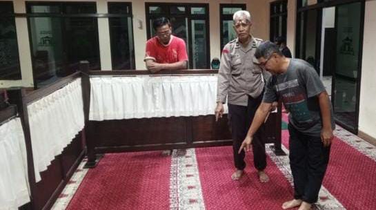 Viral! Pria Nekat Curi HP Wanita di Masjid Depok, Pelaku Diburu Polisi Foto : Ist