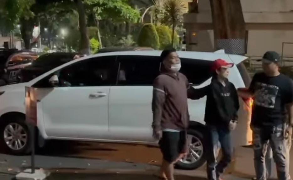 Wanita Pencuri Mobil di Bekasi Sembunyi di Atap Rumah saat Ditangkap Polisi Foto : Ist