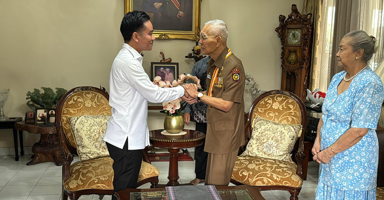 Wapres Gibran Silaturahmi Ke Mantan Wapres Try Sutrisno, Dapat Sambutan Akrab Wapres Gibran silaturahmi kepada Mantsn Wapres Tri Sutrisno. Foto : Ist