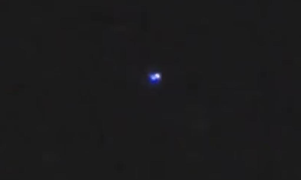 Warga Depok Heboh, Ada Cahaya Terbang Disebut sebagai UFO Benda terbang bercahaya di Pancaran Mas Depok. Foto : Ist