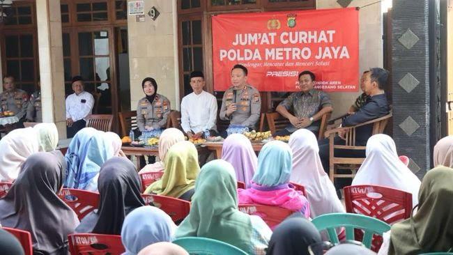 Warga Pondok Pucung Curhat Curanmor, Kapolres Beri 2 Unit CCTV Polres Tangsel dengarkan curhatan warga Pondok Aten terkait tawanya curanmor. Salma kegiatan itu Polres Tamgsel juga berikan bantuan CCTV.