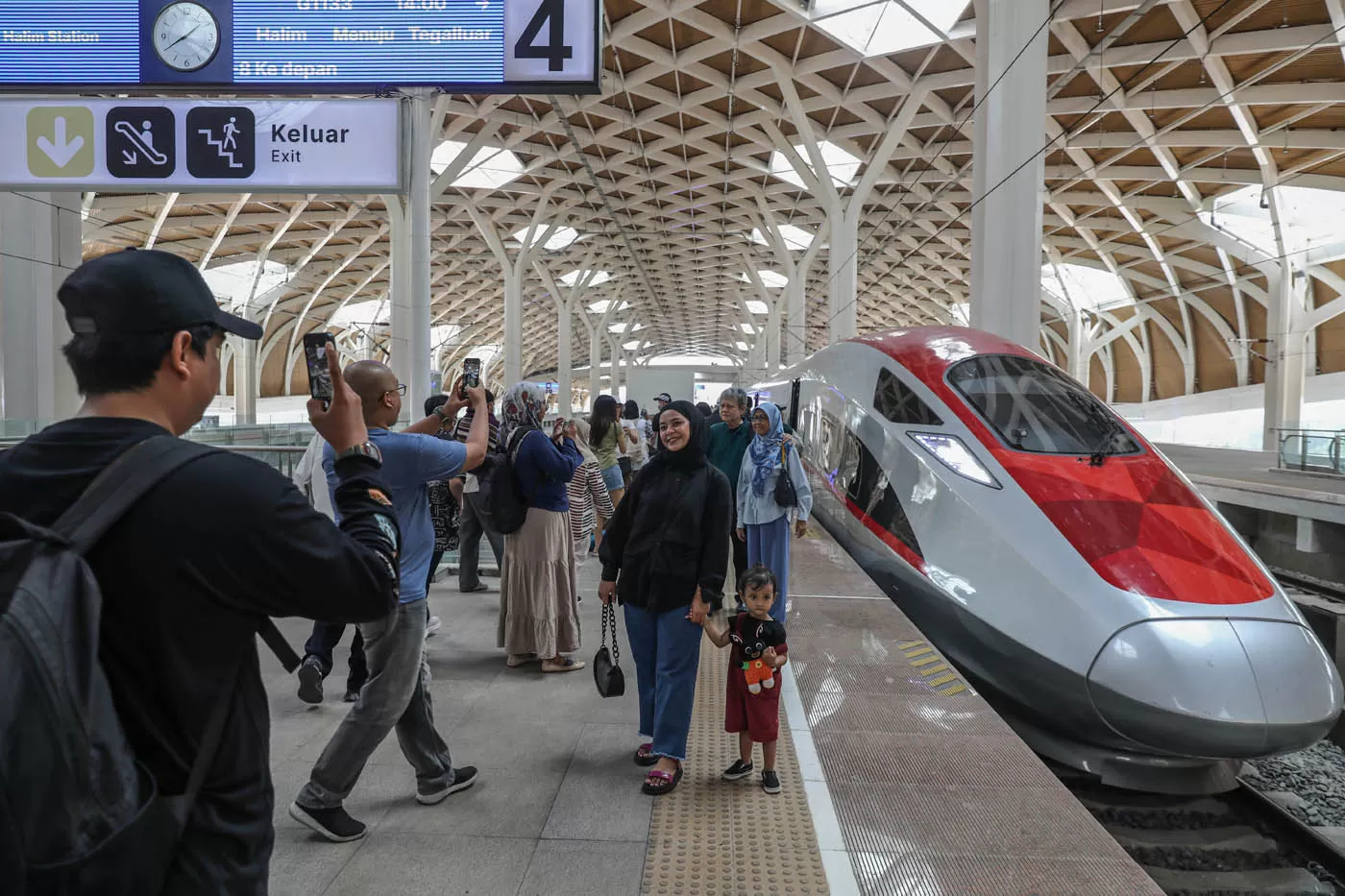 Penumpang Whoosh di Stasiun Halim. Foto : Ist