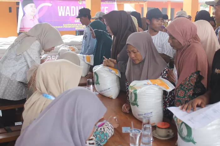 Warga saat antri Bansos beras. Foto : Ist