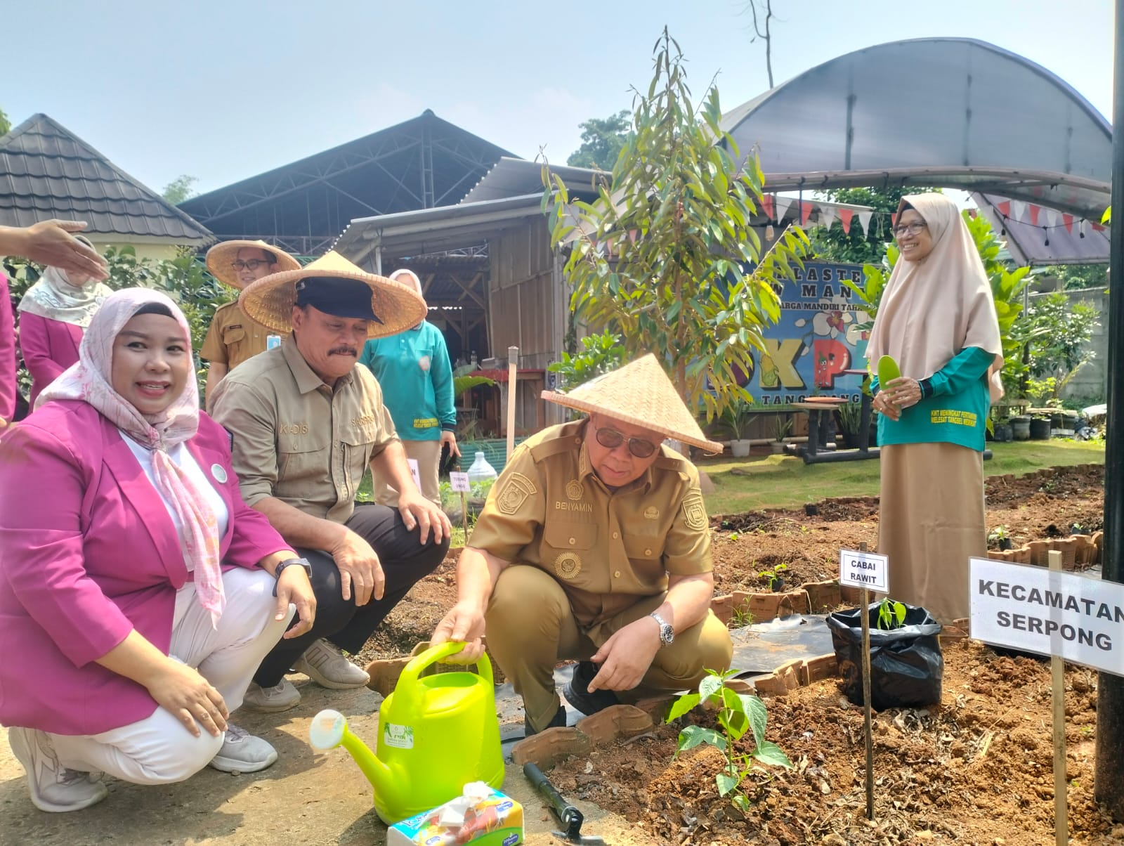 Wali Kota Tangsel Benyamin menanam cabai dan terong di Kawasan Pertanian Terpadu (KPT) bersama para sekcam dan Kelompok Wanita Tani (KWT). Foto : Ist