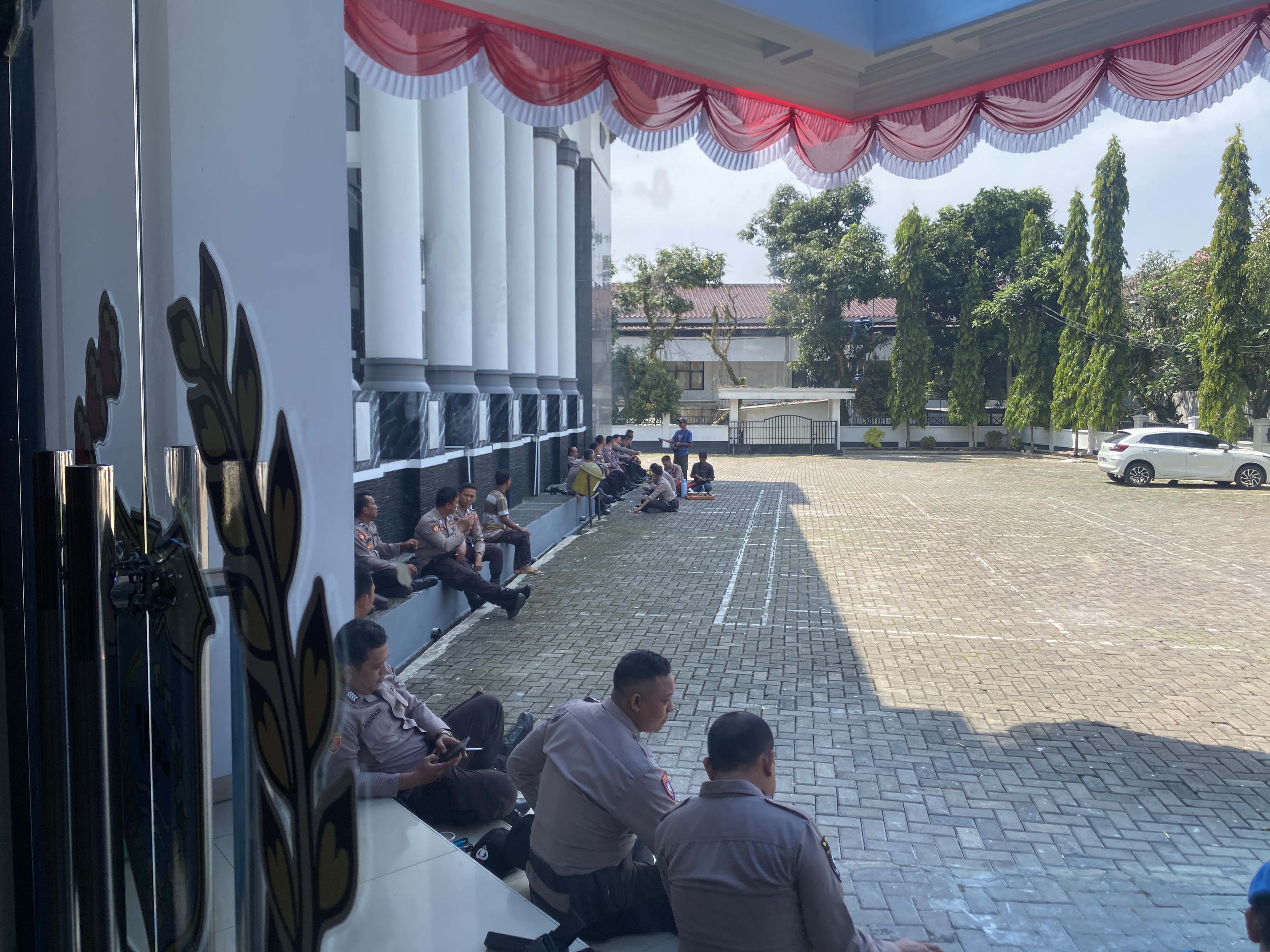 500 Personel Gabungan Amankan Gedung Pemerintah Pandeglang Para personel Polres Pandeglang sedang berjaga-jaga atau cipat kondisi (Cipkon) di lingkungan gedung DPRD Kabupaten Pandeglang, Rabu (3/9).
