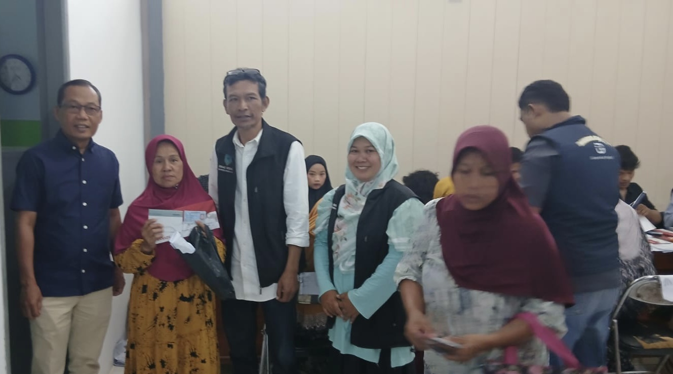 Pihak Dinsos Pandeglang dengan para pihak lainnya, sedang menyalurkan KKS kepada para penerima, beberapa waktu lalu.