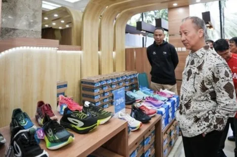 Alat Olahraga Buatan RI Diminati Pasar Global Menperin Agus Gumiwang saat melihat produk Indonesia yang siap di ekspor. Foto : Ist