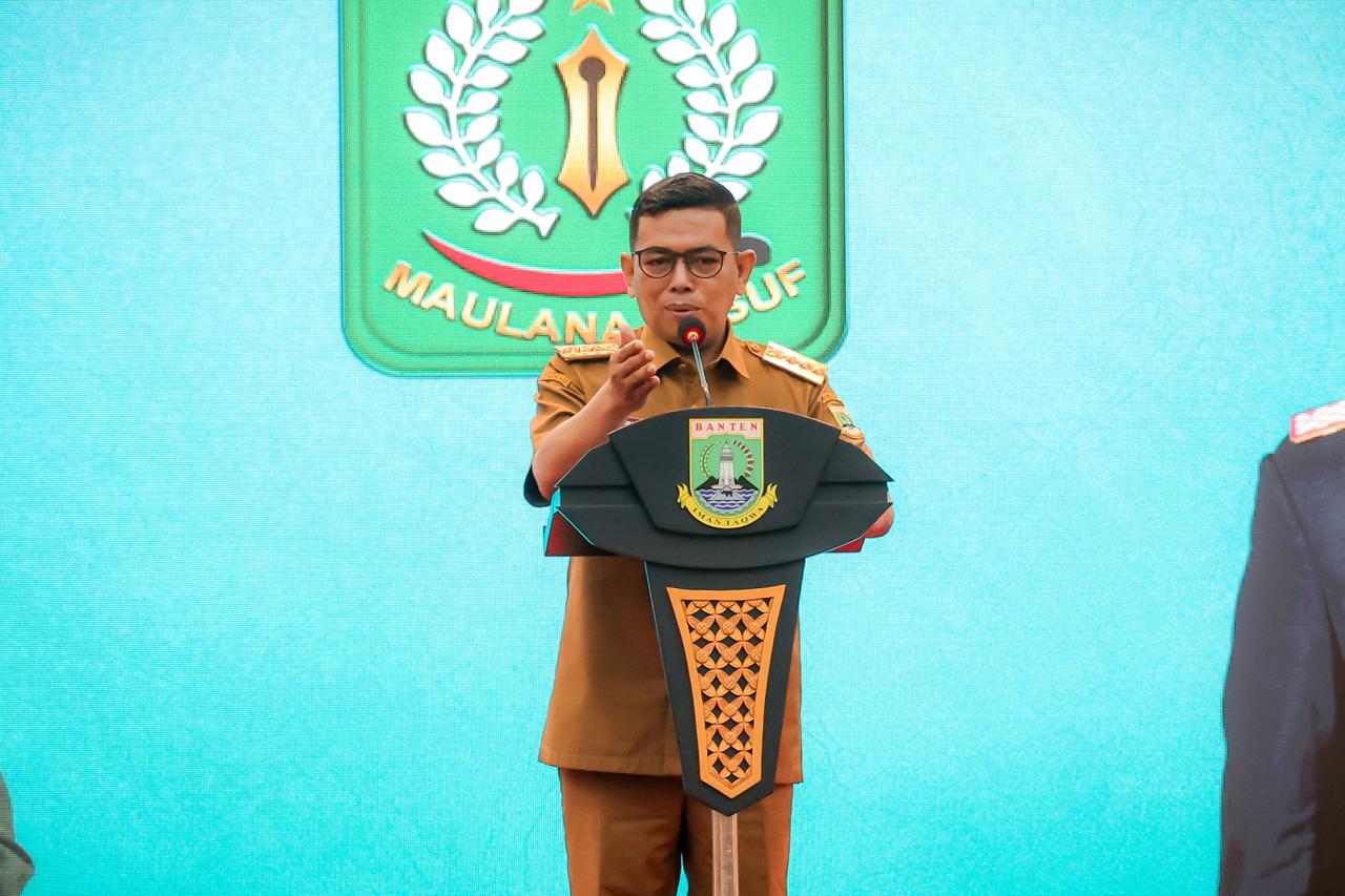 Gubernur Andra Soni menyampaikan sambutan dalam acara lepas sambut Komandan Korem 064/Maulana Yusuf dari Brigjen TNI Andrian Susanto kepada Brigjen TNI Edi Saputra di Pendopo Gubernur Banten, KP3B, Kota Serang, Selasa (16/9/2025).(Istimewa)