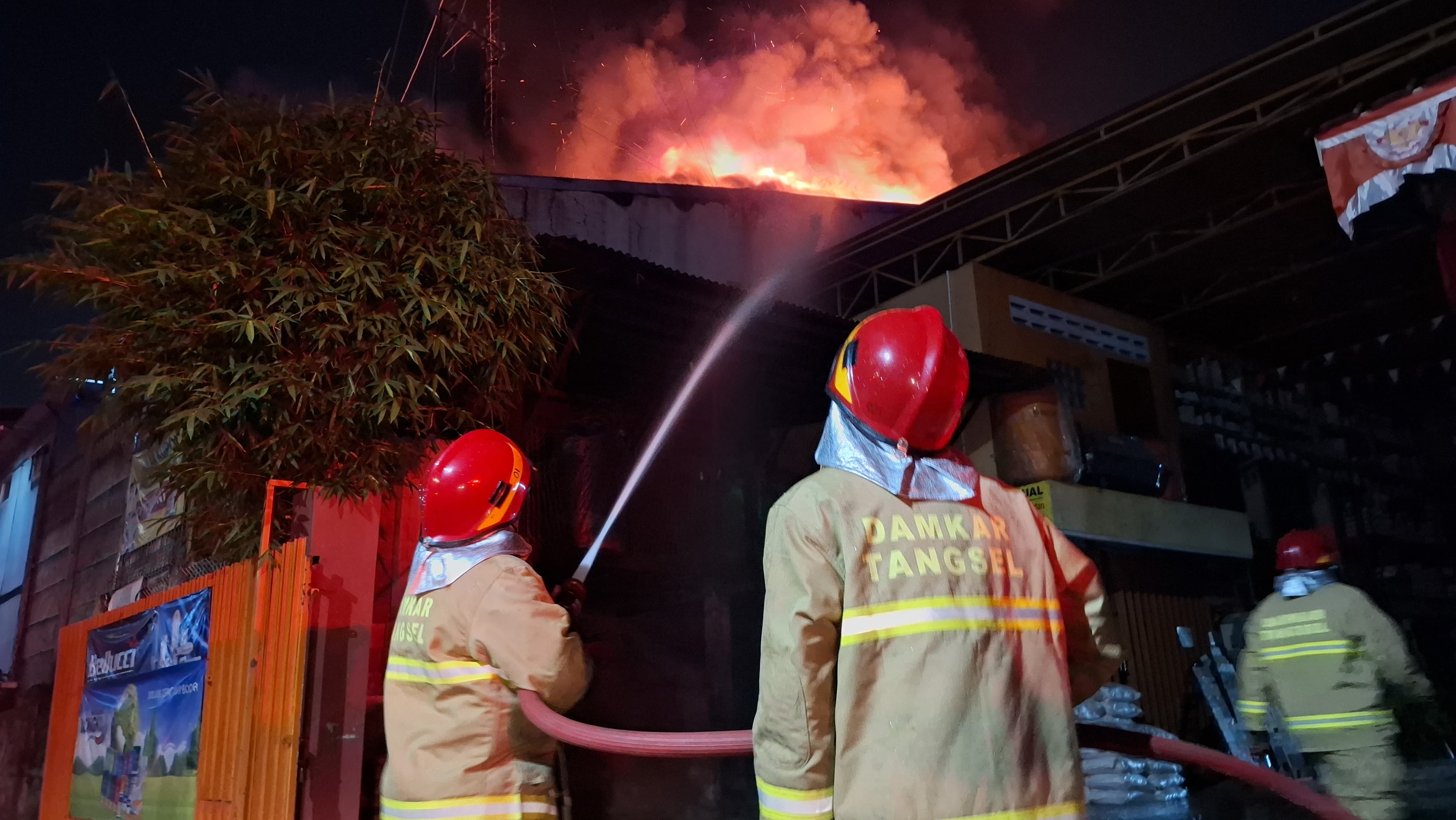 Api Masih Berkobar, Kebakaran Hebat Melanda Gedung di Paku Jaya Kebakaran gudang Kelurahan Paku Jaya, Serpong Utara. Foto : Ist