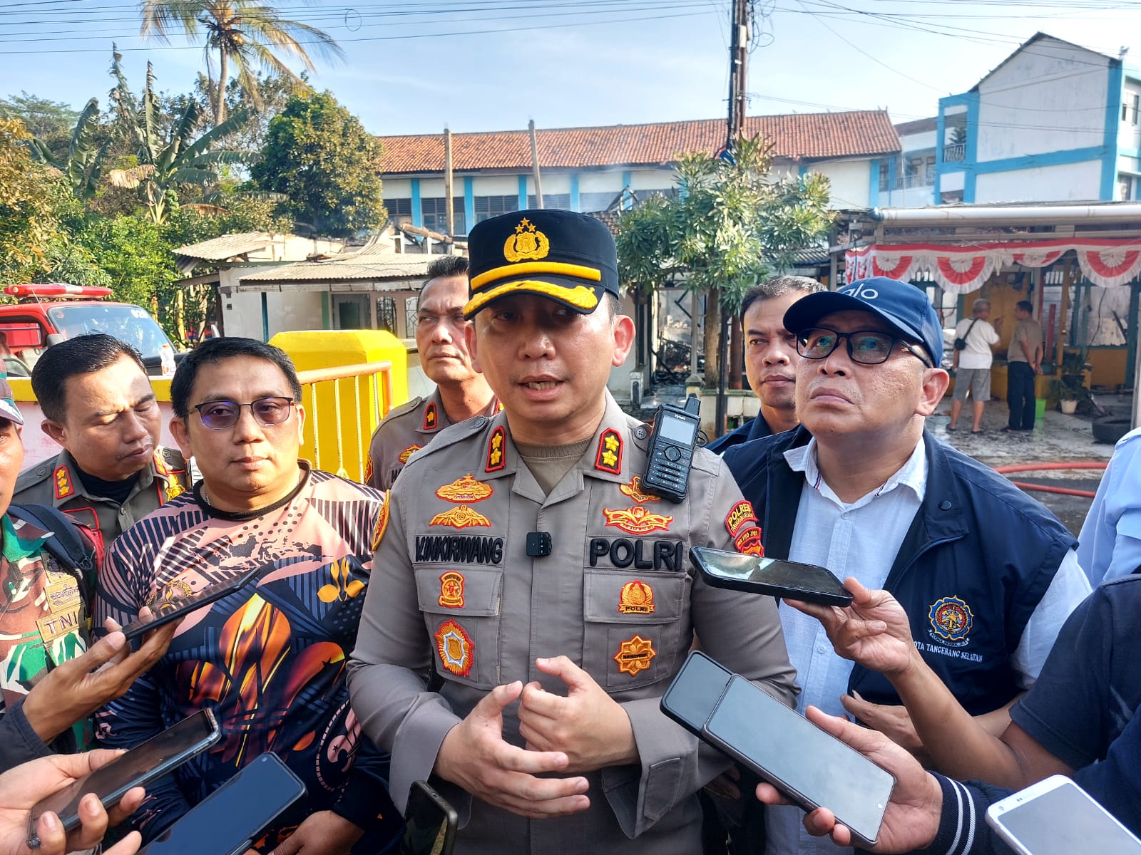 Api Mengamuk di Asrama Polisi Serpong, Diduga Bersumber dari Rumah yang Ditinggal Kosong Kapolres Tangerang Selatan, AKBP Victor Daniel Henry Inkiriwan di lokasi. (tangselpos.id/rmn)