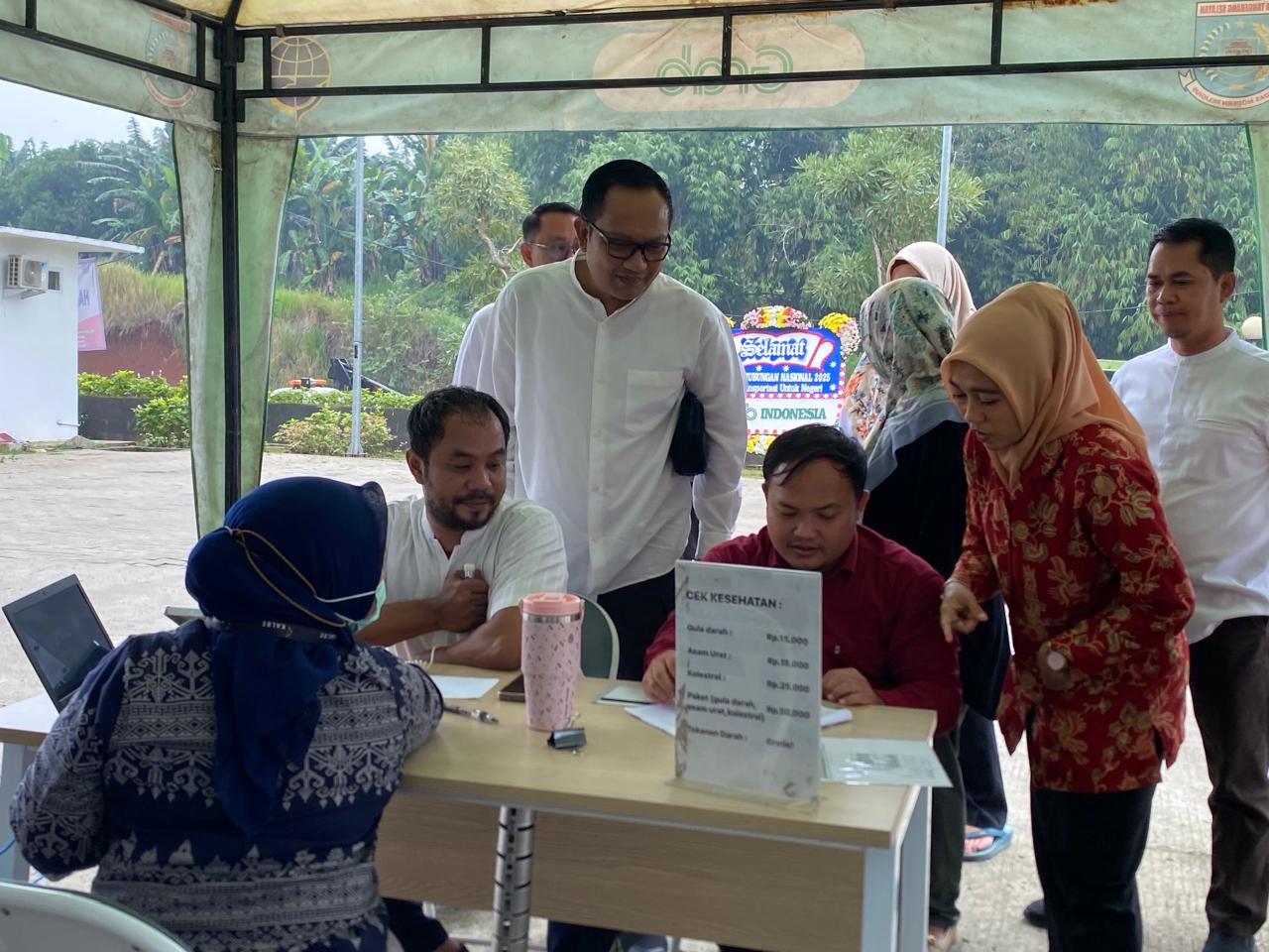 Kepala Dinas Perhubungan Kota Tangsel Ayep Jajat Sudrajat sedang melihat pemeriksaan kesehatan. Foto : Irma/TP