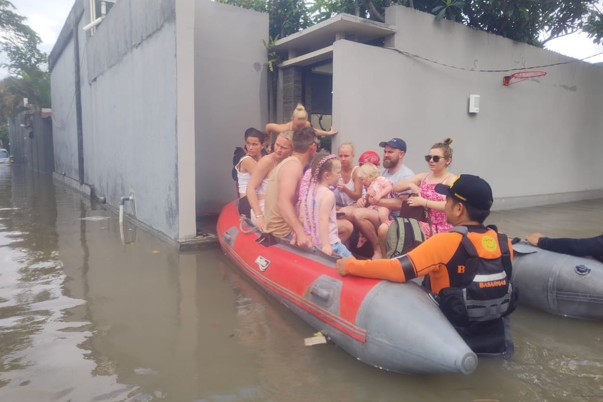 Bali dan NTT Dilanda Banjir, Prabowo Instruksikan BNPB Tangani Cepat Sejumlah wisatawan yang sedang berlibur di Bali sedang dievakuasi dengan perahu karet. Foto : Ist
