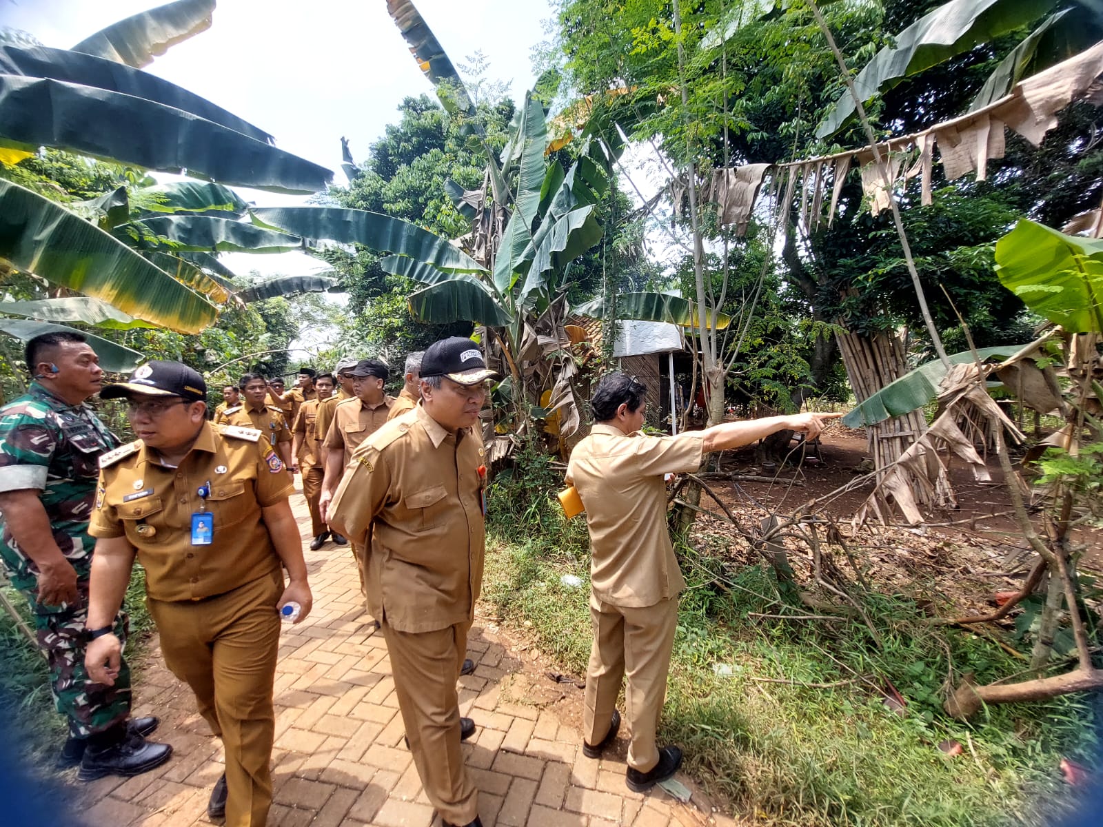 Jajaran BKAD dan dinas teknis saat melakukan peninjauan aset lahan milik daerah di kawasan Kampung Dadap, Serpong, Senin (22/9)
