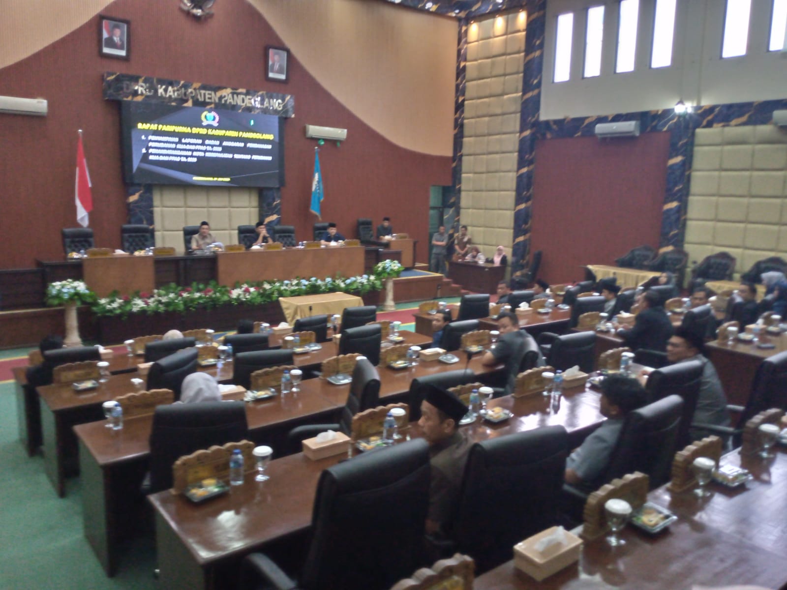 Belanja Gaji dan Tunjangan Anggota DPRD Pandeglang Naik Rp 5,3 Miliar, Berikut Rinciannya… Suasana rapat paripurna dengan agenda laporan Banggar mengenai Kesepakatan Perubahan KUA dan PPAS TA 2025 di DPRD Pandeglang, Kamis (31/7/2025).(Ari Supriadi/tangselpos.id)