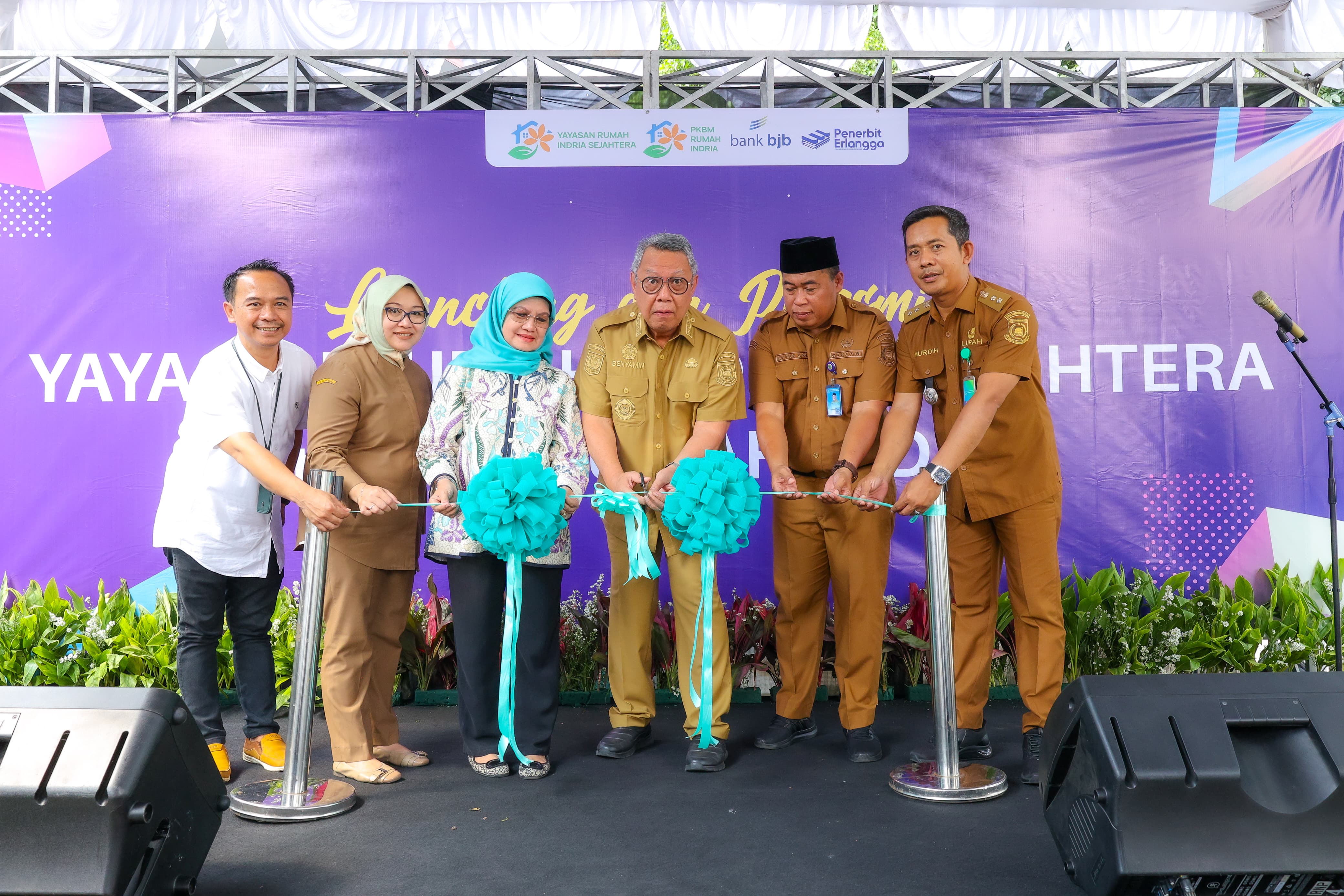 Benyamin Launching PKBM Rumah Indria Wadah Pendidikan Untuk Anak Putus Sekolah Walikota Tangsel Benyamin Davnie (tengah) saat meresmikan Pusat Kegiatan Belajar Masyarakat (PKBM) Rumah Indria. Foto : Ist