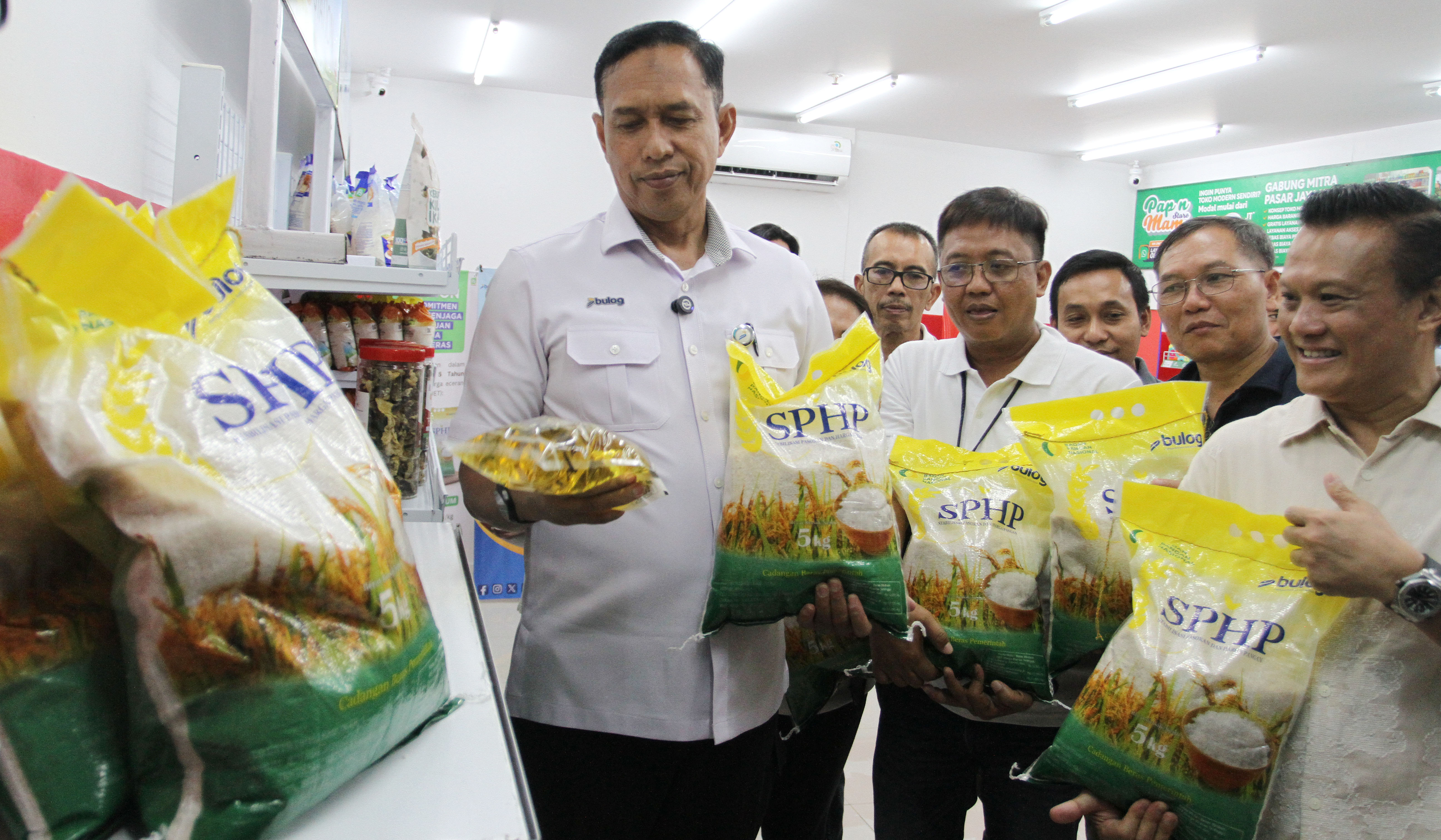 Beras Premium Tidak Langka Lagi Direktur Utama Perum Bulog Ahmad Rizal Ramdhani (kanan) sast sidak ke Supermarket. Foto : Ist