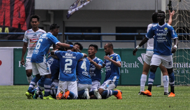 Bermain Dengan 10 Pemain, Persib Curi Poin Penuh di Kandang Arema FC Selebrasi skuad Persib usai menang 2-1 dari tuan rumah Arema FC. Foto : Ist