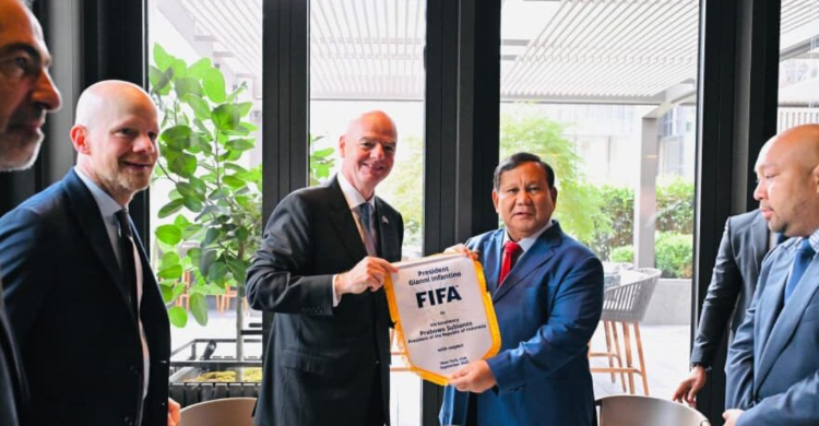 Presiden Prabowo Subianto menerima kunjungan Presiden FIFA Gianni Infantino di New York AS, Rabu (24/92025). Foto: BPMI Setpres