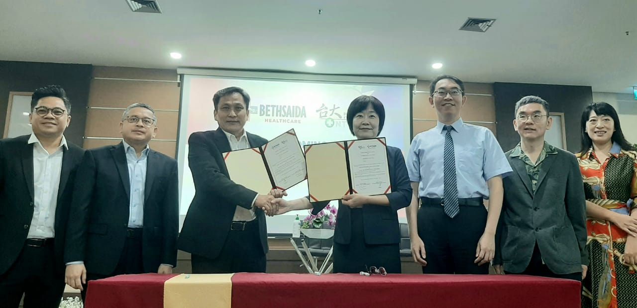 Nampak Direktur Bethsaida Hospital Gading Serpong bersama Manager International Medical Center NTUH saat melakukan MOU. Foto : Irawan