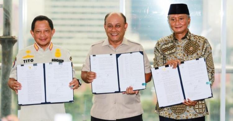 Kepala Badan Gizi Nasional (BGN) Dadan Hindayana (tengah) bersama Menteri Pekerjaan Umum (PU) Dody Hanggodo (kanan) dan Menteri Dalam Negeri (Mendagri) Tito Karnavian saat penandatanganan MOU. Foto : Ist