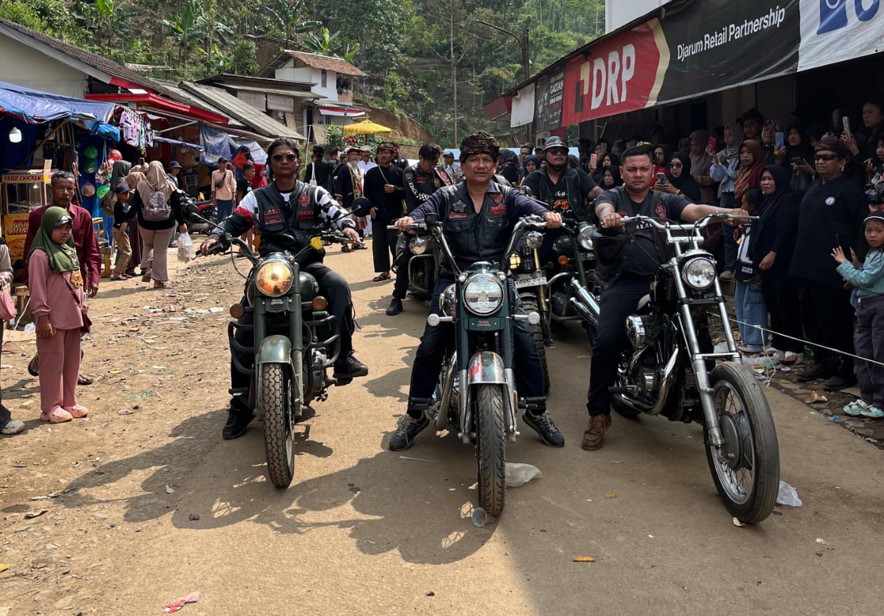 Bikers Brotherhood 1% MC Banten Chapter Hadiri Seren Taun Kasepuhan Cisungsang 2025 Sejumlah anggota Bikers Brotherhood 1% Banten Chapter berpose bersama saat menghadiri acara Seren Taun Kasepuhan Cisungsang 2025.