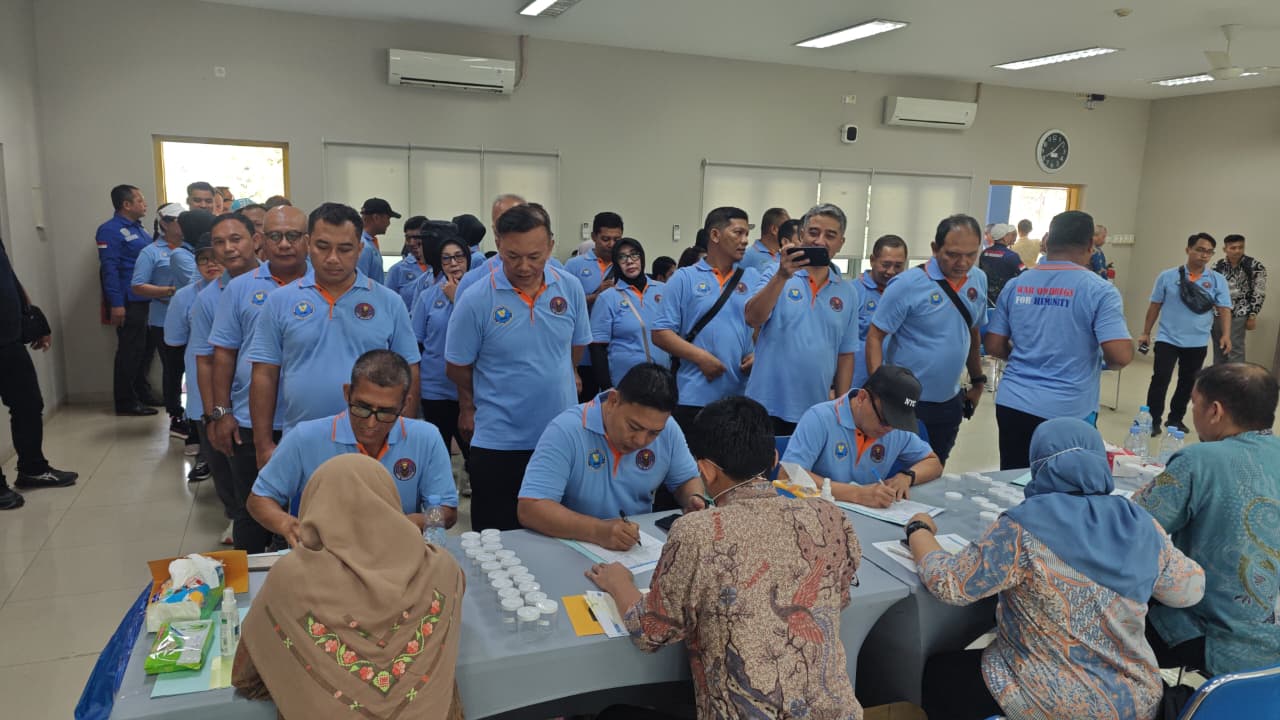 BNN melakukan tes urine bagi jajaran. (Ist)