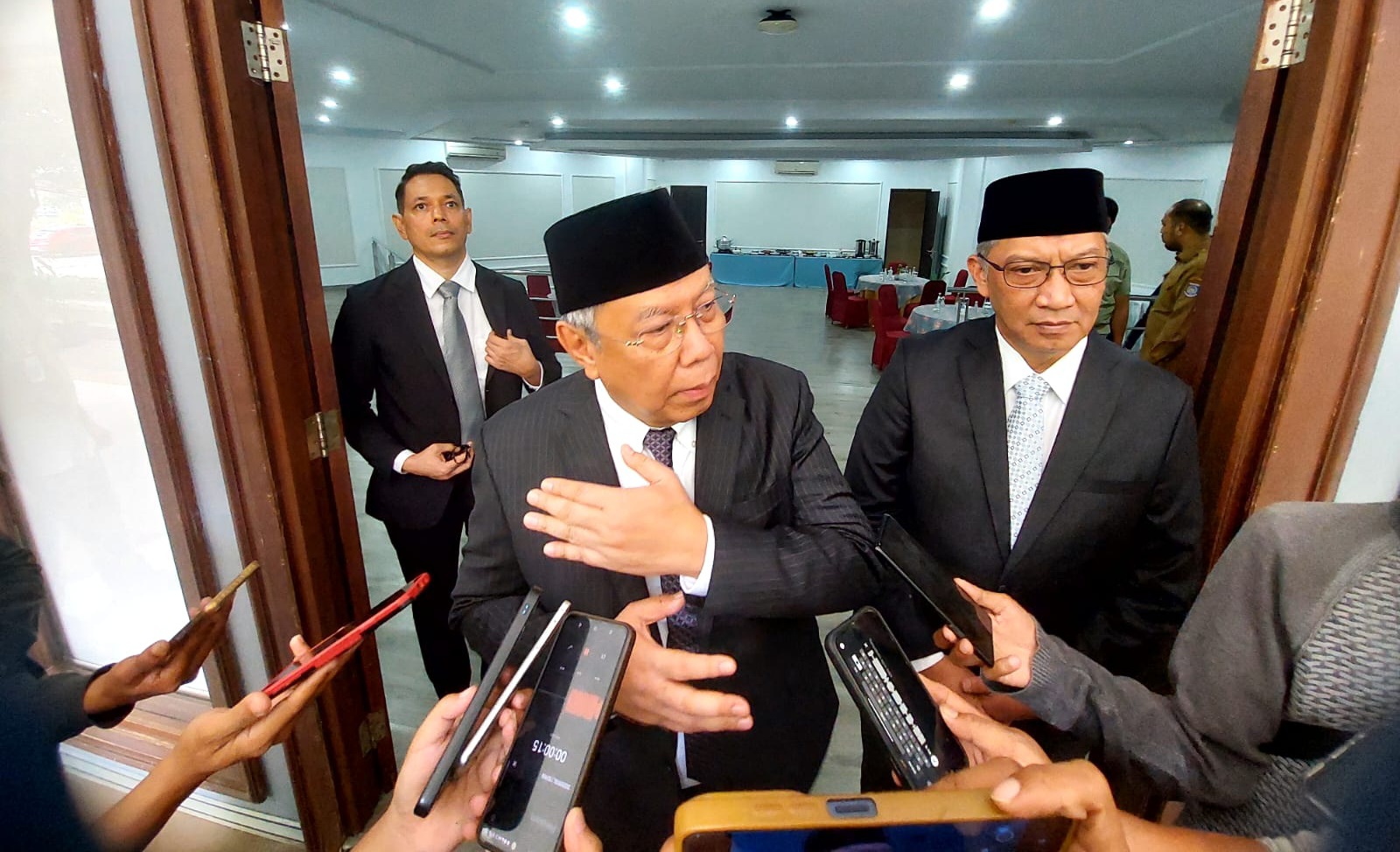 Wali Kota Tangsel Benyamin Davnie saat konferensi pers. Foto : Ist