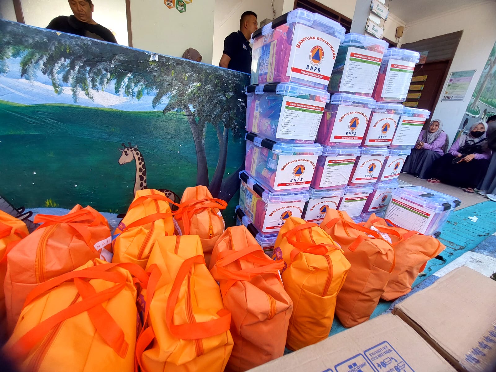BPBD Salurkan Puluhan Paket Bantuan ke Warga Korban Kebakaran, Dapur Umum Disiagakan BPBD Kota Tangsel menyalurkan bantuan kemanusiaan bagi korban kebakaran Asrama Polisi Polsek Serpong di Kelurahan Cilenggang, Rabu (3/9). (tangselpos.id/rmn)