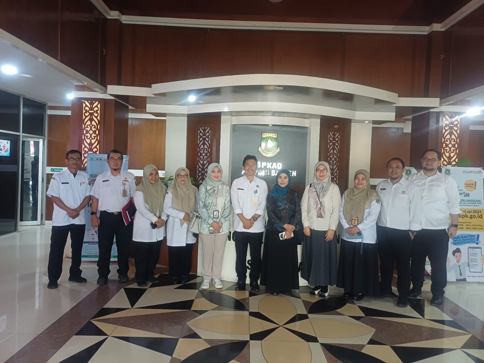 BPKAD Banten Masuk 5 Besar Instansi Budaya Kerja Award 2025 Foto bersama Tim Visitasi Budaya Kerja Award Tahun 2025 di Kantor BPKAD Banten, Rabu (3/9/2025).(Istimewa)