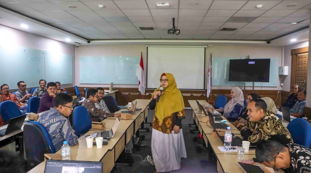 BRIN dan Direktorat Bea Cukai Gelar Pelatihan Pengenalan Besi dan Baja Kepala Pusat Riset Metalurgi BRIN, Dr. Ika Kartika, M.T., memberikan penjelasan dalam pelatihan pengenalan besi dan baja bagi petugas Bea Cukai di Gedung Pusdiklat No. 124, KST BJ Habibie, Tangerang Selatan. (tangselpos.id/lim)
