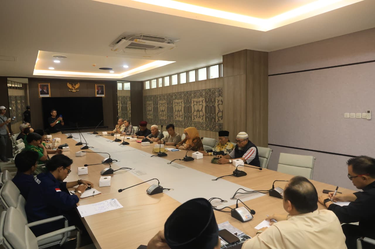 DPRD Kota Tangsel terima audiensi warga Setu terkait penutupan jalan oleh pihak BRIN, Selasa (30/9).