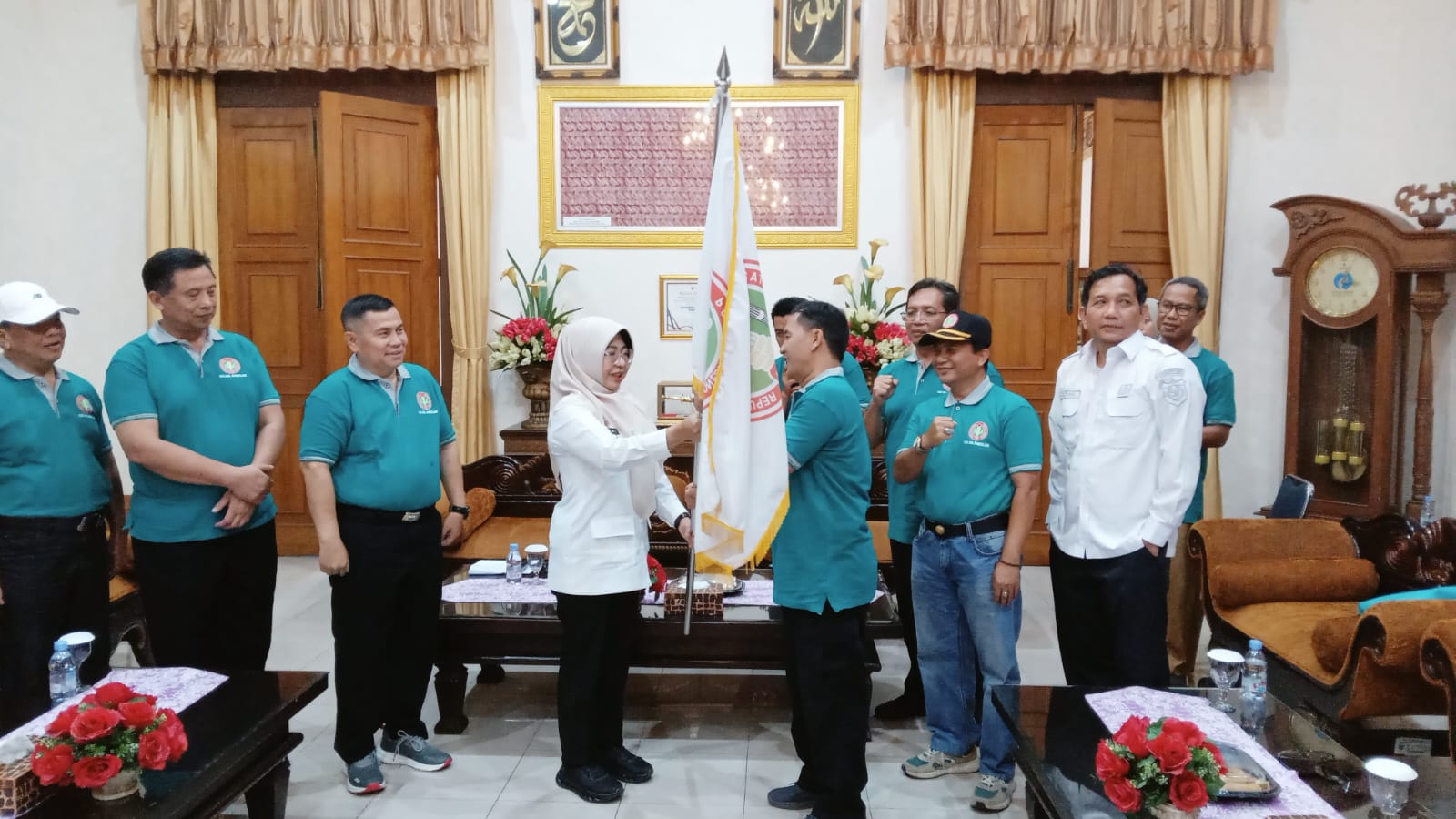 Bupati Dewi Lepas Kontingen Porsenijar PGRI Kabupaten Pandeglang Bupati Pandeglang, Raden Dewi Setiani melepas 30 atlet kontingen Porsenijar PGRI Kabupaten Pandeglang, di Ruang Garuda Pendopo setempat, Rabu (24/9/2025).(Istimewa)
