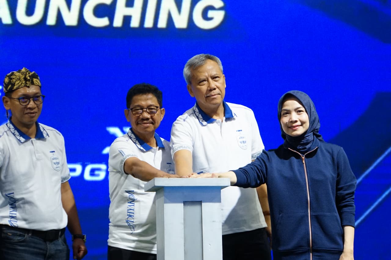 Bupati Serang Hadiri Acara Adhyaksa FC dan Rapat Kementerian Bupati Serang, Ratu Rachmatuzakiyah (kanan) saat menghadiri acara peluncuran tim dan jersey Adhyaksa FC yang berlangsung di salah satu hotel di Kota Serang pada Selasa (9/9).