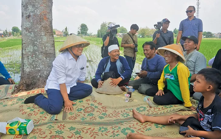 Cak Imin Salut, Presiden Prabowo Paling Mengerti Keadaan Petani Ketua Umum DPP Partai Kebangkitan Bangsa (PKB) Abdul Muhaimin Iskandar dan petani. Foto : Ist