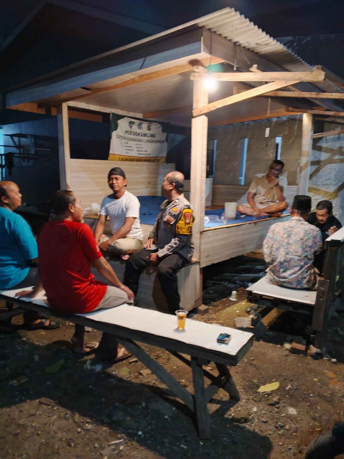 Cegah Gangguan Kamtibmas, Polsek Serpong Cek Poskamling Terpadu Di Pakujaya Polsek Serpong tengah meninjau siskamling yang sedang berlangsung di Serpong Utara.