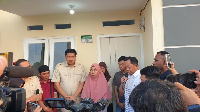 Dapat Rumah Subsidi, Keluarga Affan Ucapkan Terima Kasih Kepada Prabowo Ibunda Almarhum Affan Ibu Erlina saat menerima rumah dari Presiden Prabowo. Foto : Ist