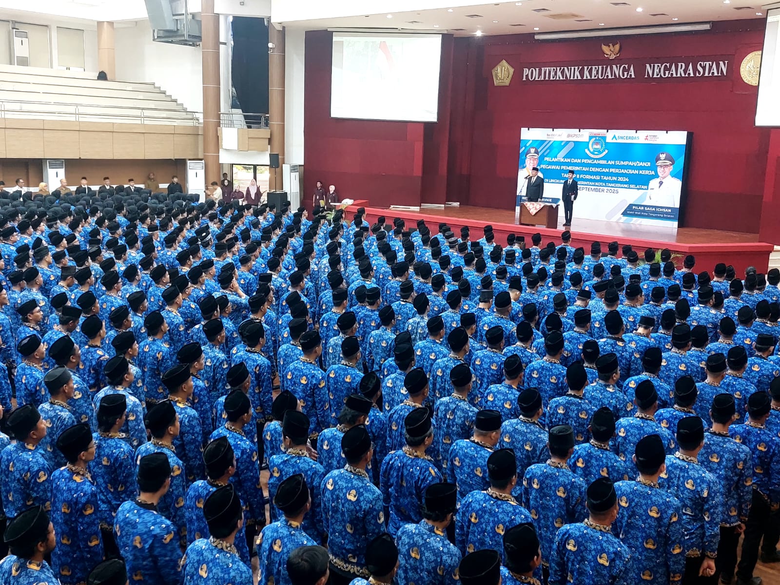 Prosesi pelantikan ratusan PPPK tahap II Pemkot Tangsel di Aula PKN STAN, Selasa (30/9). Foto : Rahman/TP