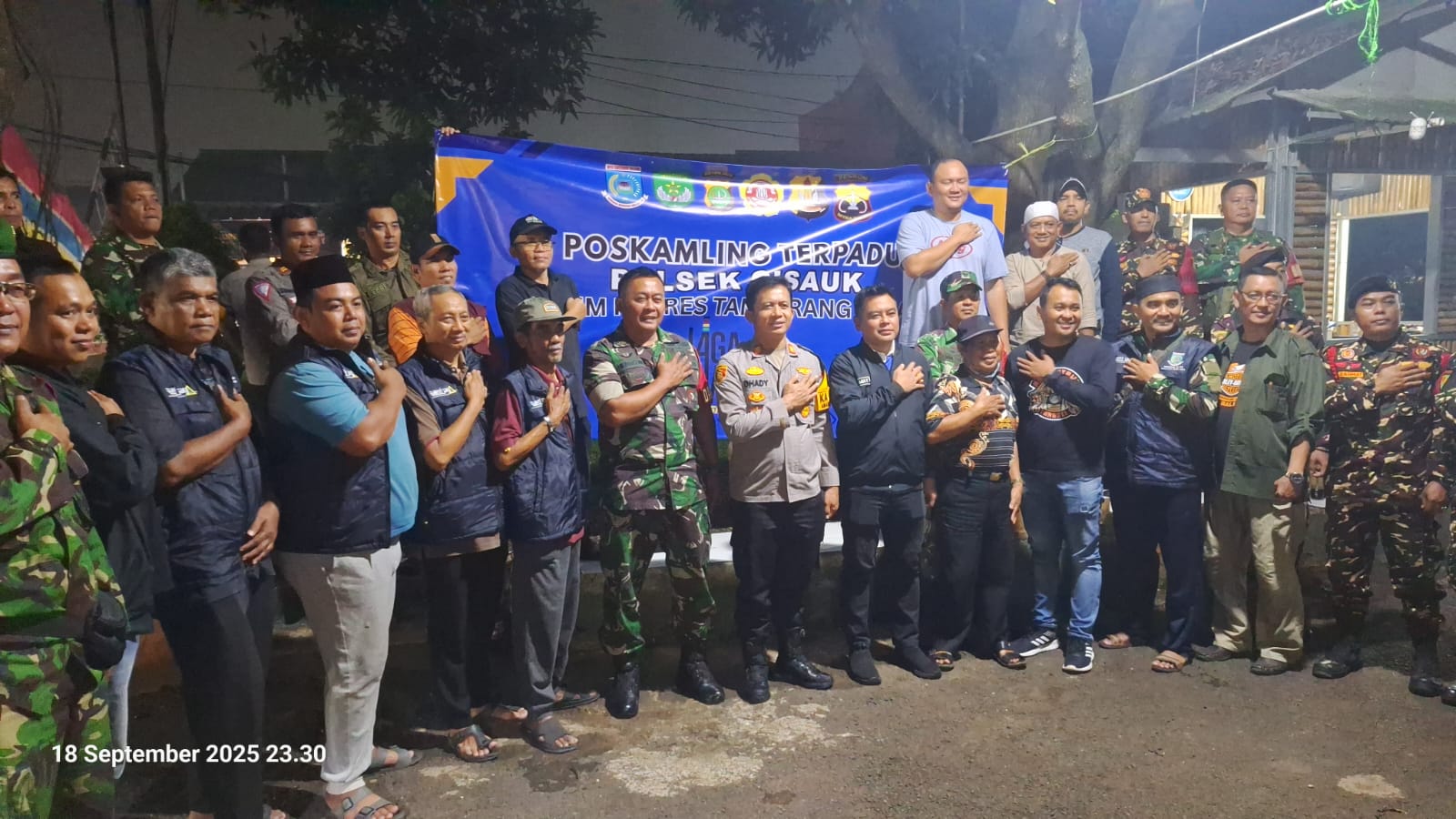 Dari Pos ke Pos Pantau Siskamling, Kapolsek Cisauk Ingatkan Warga Setu: Jaga Lingkungan Foto : Ist