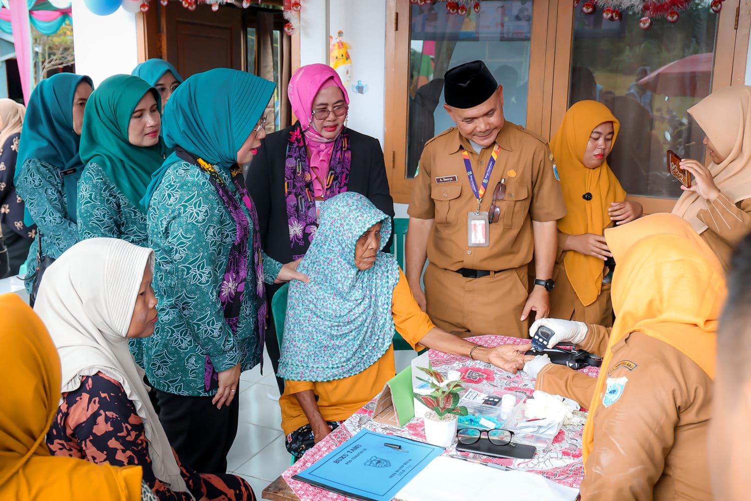 Foto bersama Ketua TP PKK Banten, Tinawati Andra Soni bersama kader dan pejabat Pemkab Pandeglang, di Desa Bojen Wetan, Kecamatan Sobang, Senin (29/9/2025).(Istimewa)