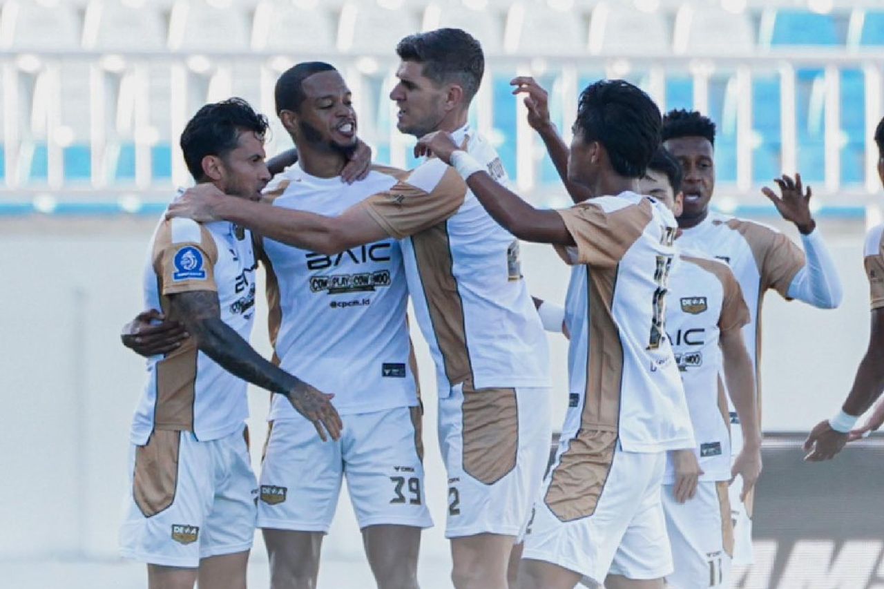 Selebrasi Skuad Dewa United usai menundukkan tuan rumah 2-1. Foto : Ist