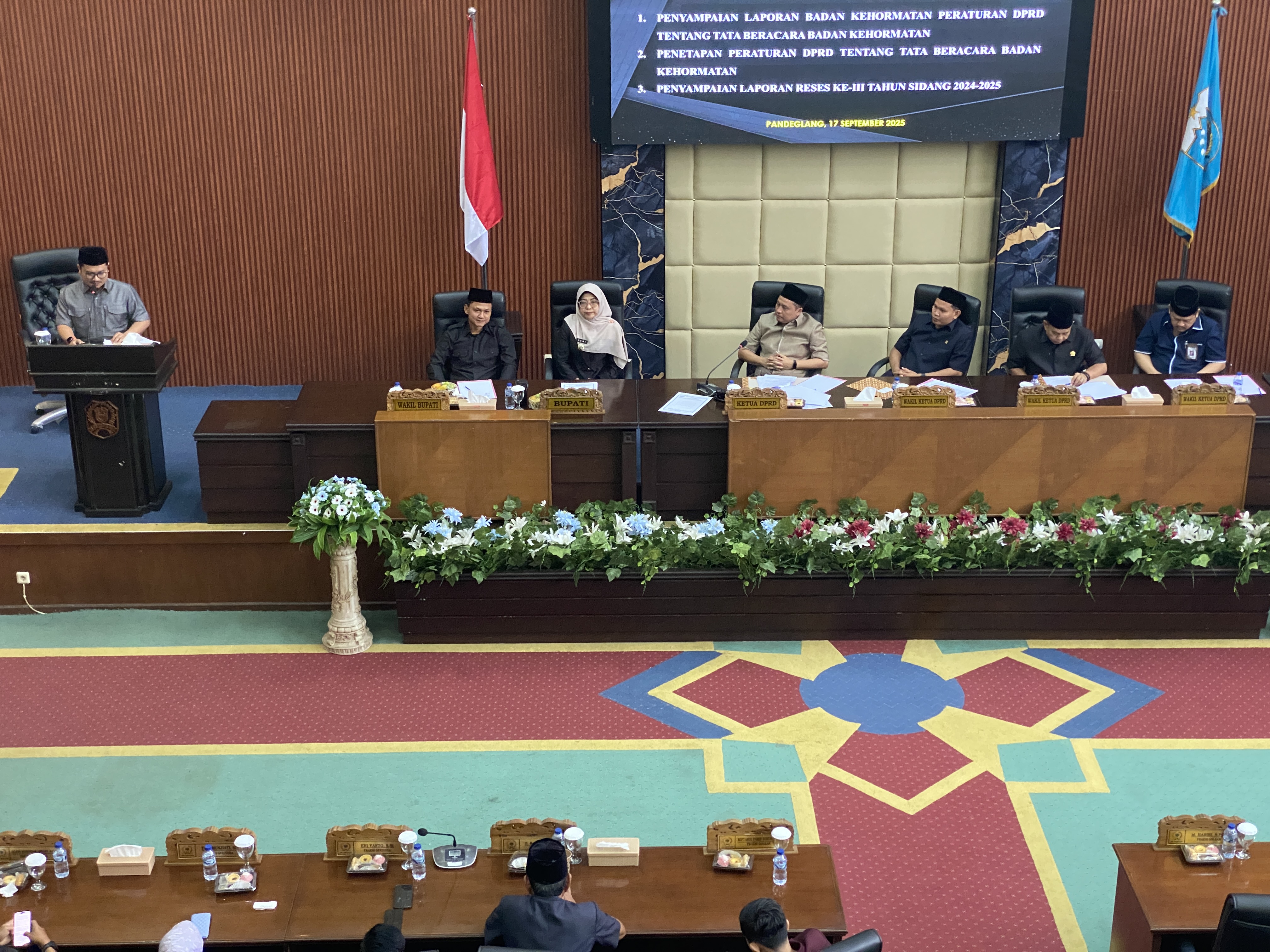 Anggota DPRD Pandeglang Daerah Pemilihan (Dapil) I, Tb Asep Rafiudin Arief, sedang menyampaikan hasil Reses III di Dapil I, pada saat Paripurna di DPRD Pandeglang, Rabu (17/9)