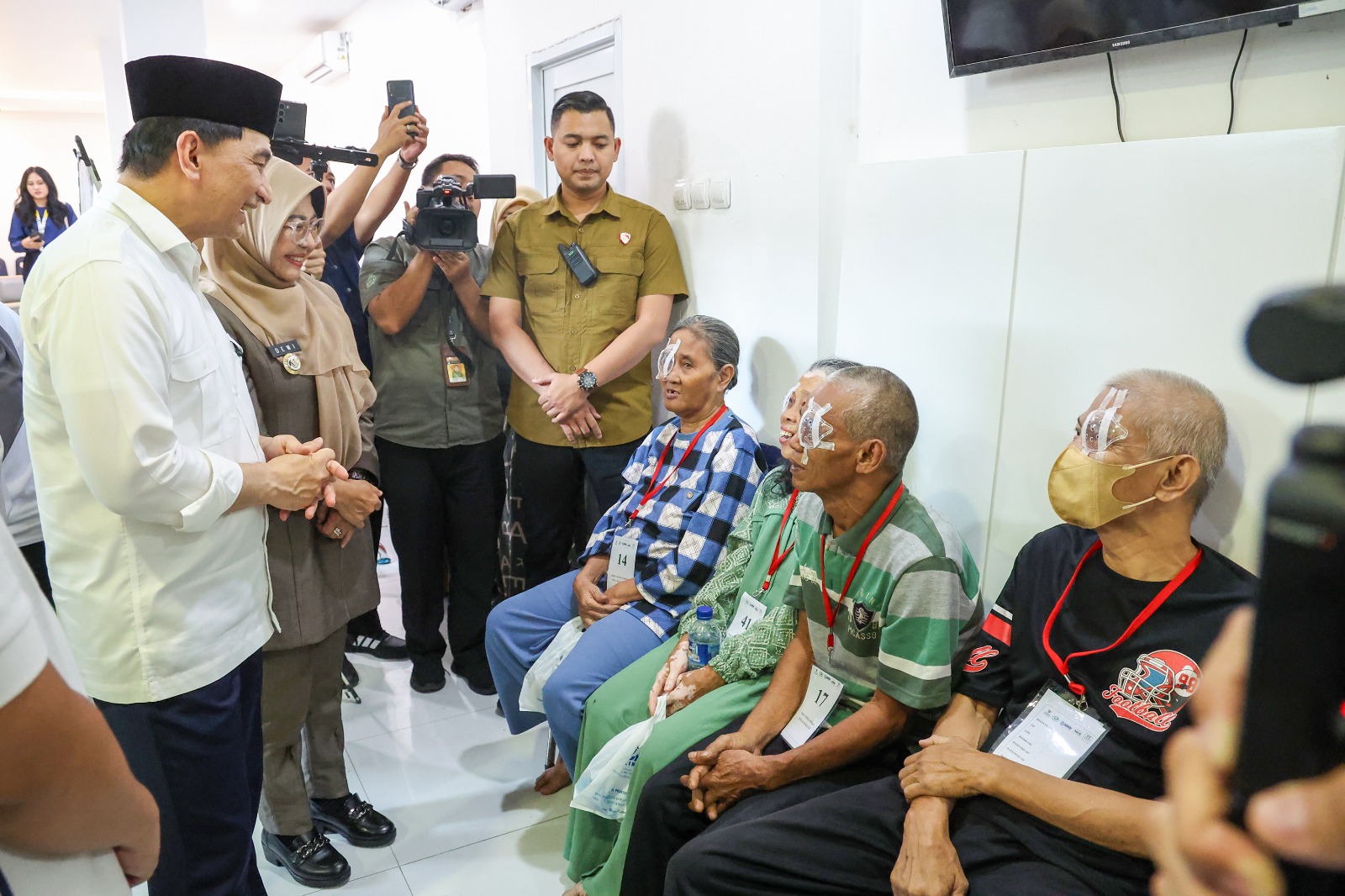 Dimyati Natakusumah Buka Operasi Mata Katarak Gratis Baznas Provinsi Banten Wakil Gubernur Dimyati saat kunjungan ke acara Operasi Katarak oleh Baznas Kabupaten Pandeglang di Klinik Utama Mata Saruni, Jl Raya Labuan Km. 2, Majasari, Kabupaten Pandeglang. Foto : Humas Pemprov