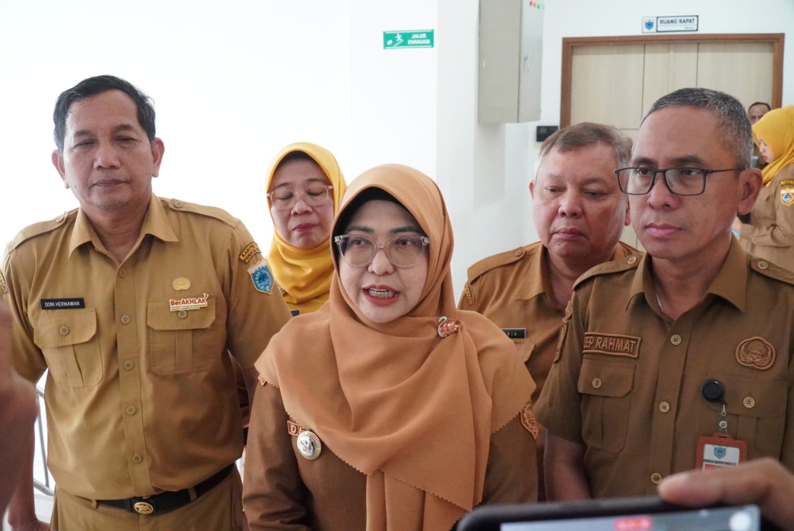 Dinkes Pandeglang Terus Kejar Target Penyelesaian Kasus TBC Bupati Raden Dewi Setiani menyampaikan keterangan pers usai rapat penguatan percepatan penanggulangan TBC dan rencana aksi daerah di Oproom Sekretariat Daerah Kabupaten Pandeglang, Senin (15/9/2025).(Istimewa)