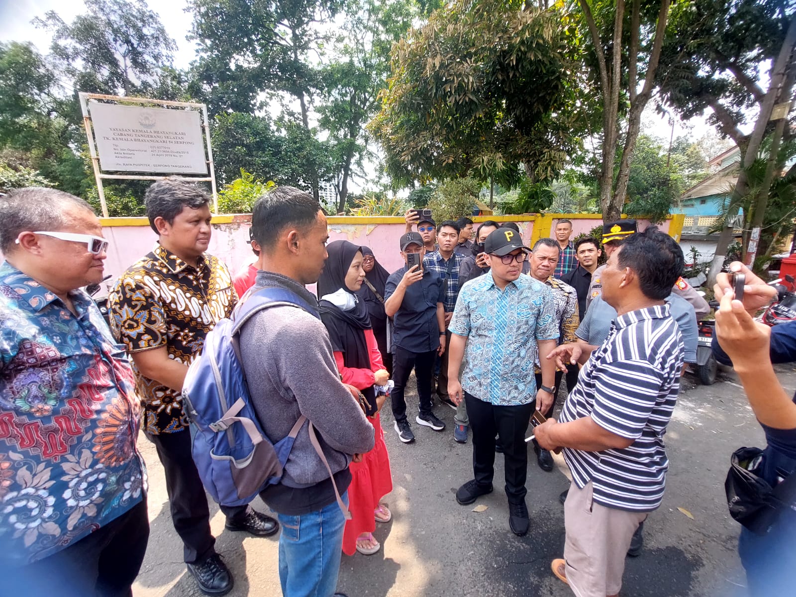 Dinsos Tangsel Hadirkan Layanan Konseling Bagi Korban Kebakaran Asrama Polisi Serpong Wakil Wali Kota Tangsel, Pilar Saga Ichsan saat berjumpa dengan Elfira Dwi, salah satu korban dengan kisah pilu pernikahannya, Kamis (4/9). (tangselpos.id/rmn)