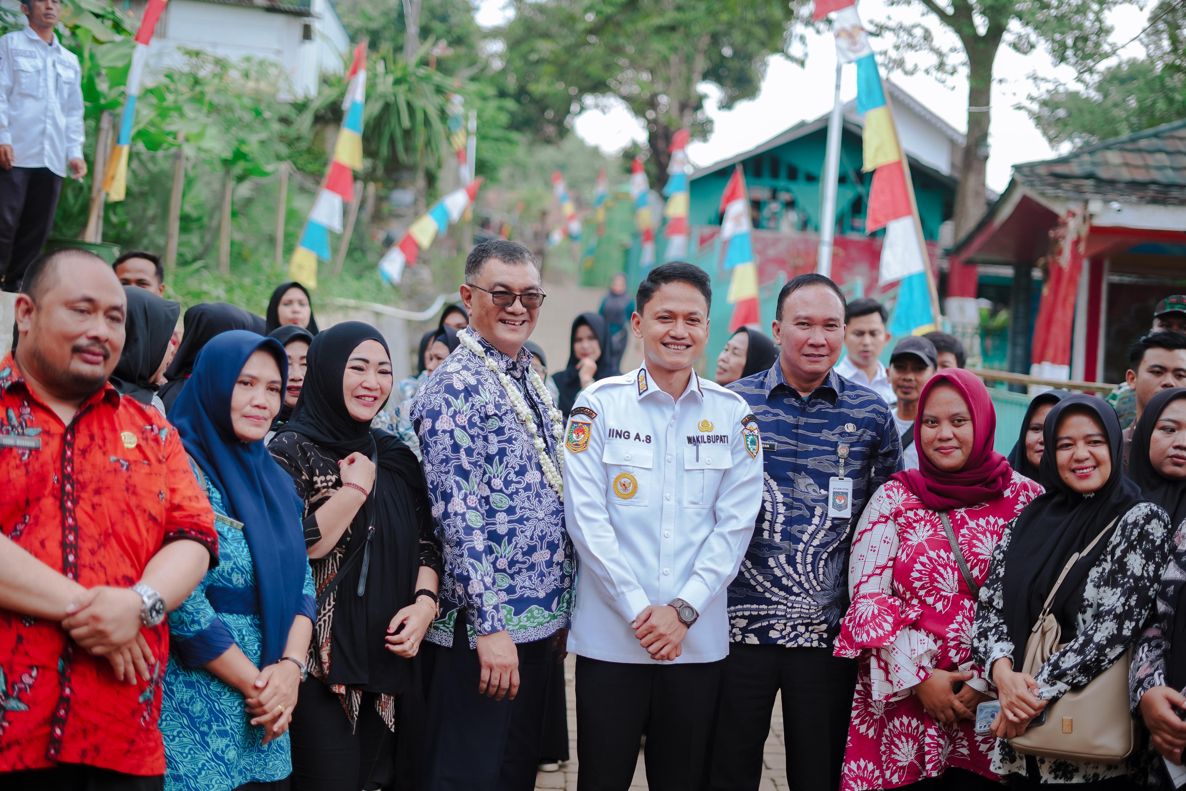 Direktur EKPKD Kementerian Dalam Negeri, Heryandi Roni, melakukan kunjungan ke Kampung Kadu Badak, Kelurahan Pagadungan, Kecamatan Karangtanjung, Kamis (11/9/2025).(Istimewa)