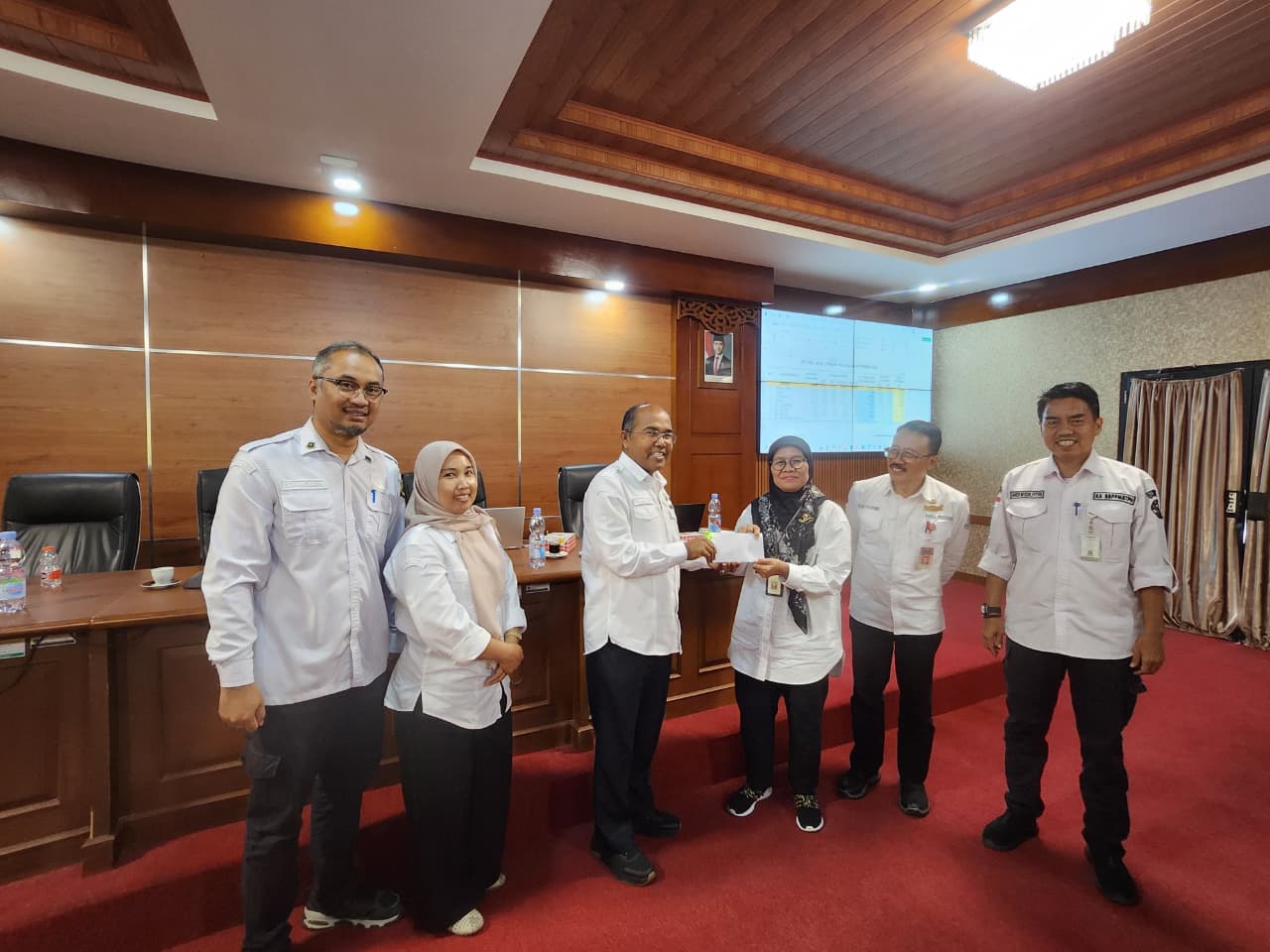 DPKP Pandeglang Raih Penghargaan Prestasi LTT Padi dari Kementan Kepala DPKP Pandeglang, Nasir menerima penghargaan Prestasi LTT dari Kementan RI di Aula Dinas Pertanian Provinsi Banten, di KP3B, Curug, Kota Serang, Rabu (3/9/2025).(Istimewa)