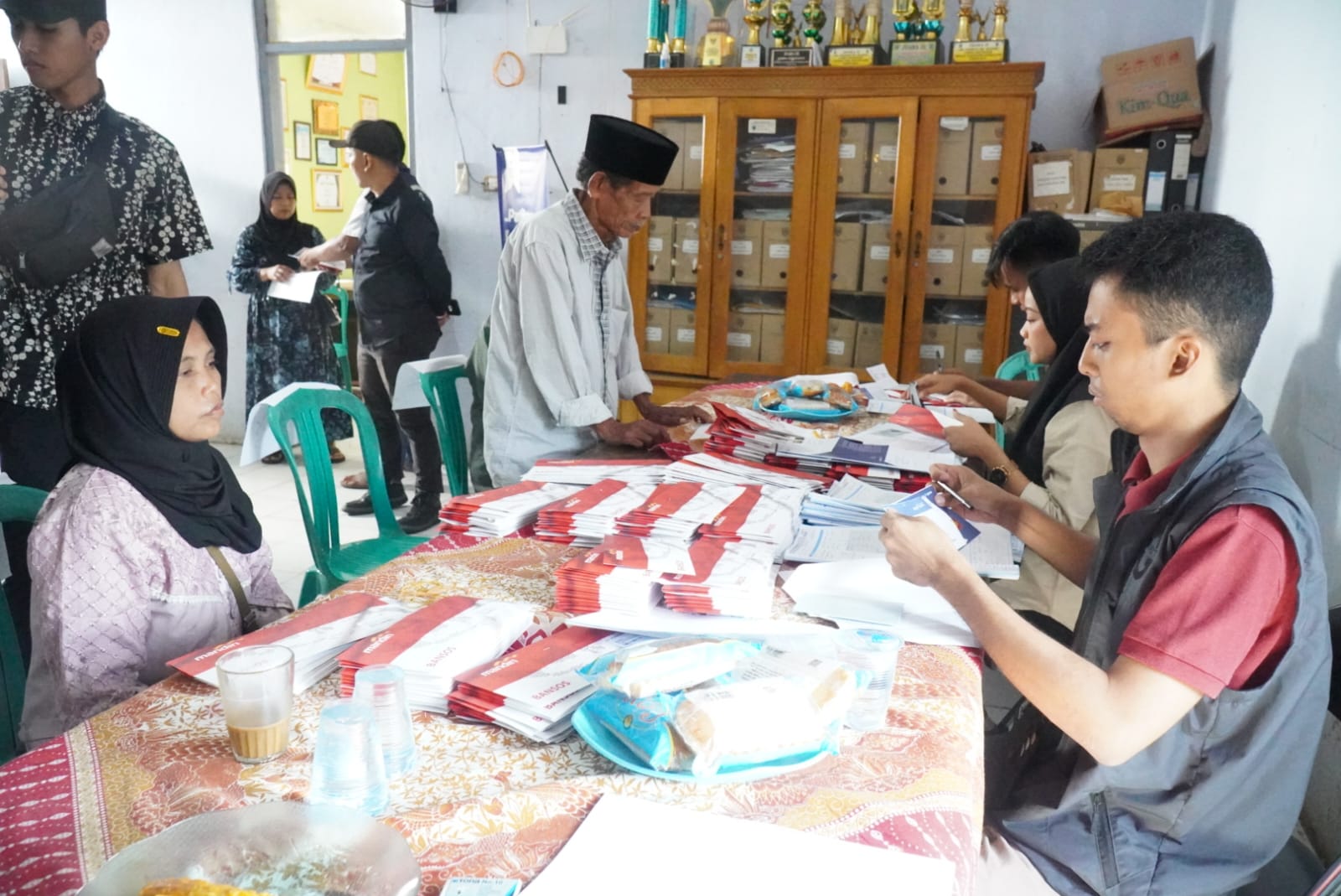 Para KPM Bansos sedang menerima buku tabungan atau kartu Bansos di salah satu desa di wilayah Kabupaten Pandeglang, beberapa waktu lalu.